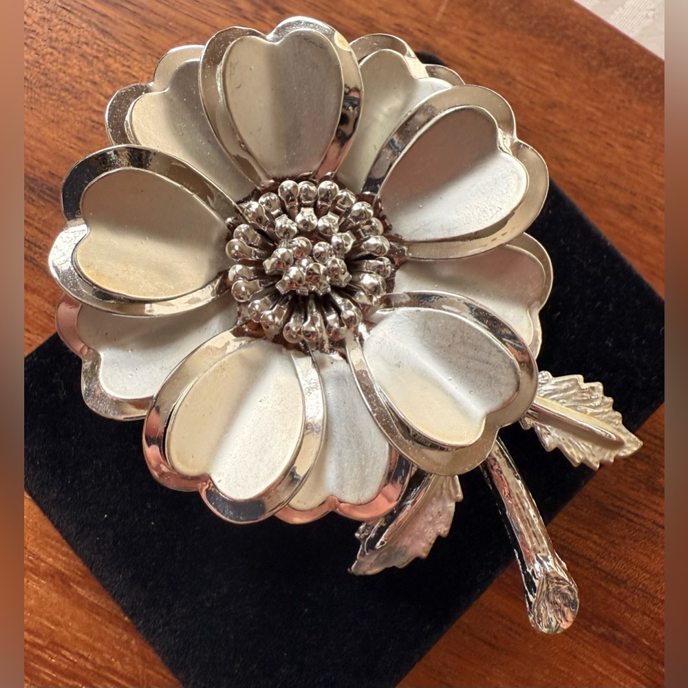 Vintage Silver Tone Floral Flower Brooch Pin - Picture 6 of 6